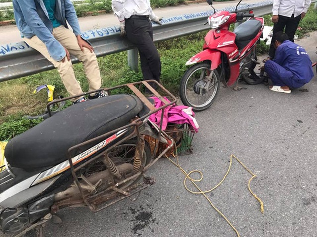 Xe máy dính bẫy đinh trên cao tốc Hà Nội-Bắc Giang - Ảnh: otofun