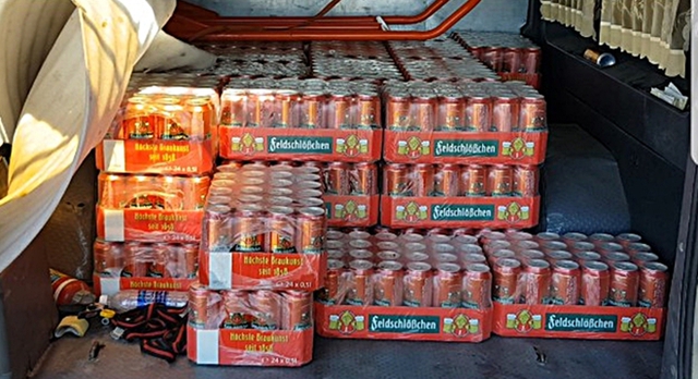 73 thùng bia ngoại hết đát được vận chuyển trên ôtô tải để đưa vào TP Hồ Chí Minh tiêu thụ.