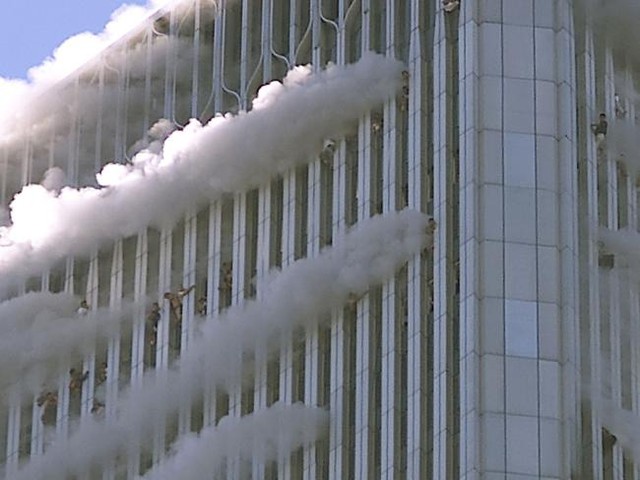
Nhiều người bị treo lơ lửng ở các cửa sổ của tòa nhà chọc trời khi một chiếc máy bay tấn công trong ngày 11/9.
