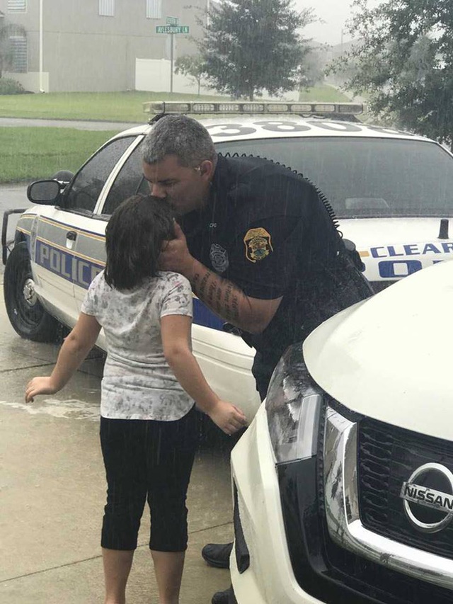 
Bức ảnh hai bố con cảnh sát Seth Stiers tạm biệt nhau trong mưa bão đã khiến nhiều người cảm động. (Ảnh: Facebook)
