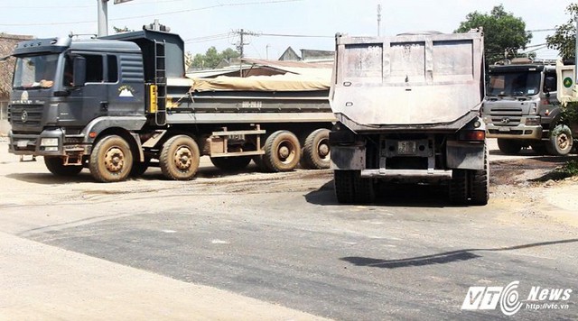 Các xe tải chở đá hàng ngày ra vào, quần thảo trên tuyến đường tránh TP Biên Hòa.