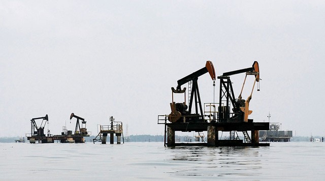 Hoạt động khai thác dầu ở hồ Maracaibo thuộc bang Zulia của Venezuela.