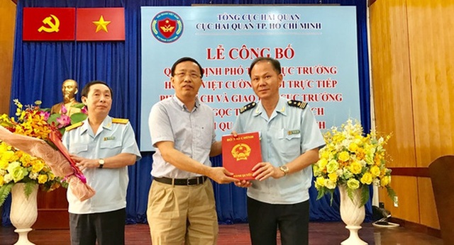
Ông Đinh Ngọc Thắng (phải) nhận quyết định từ Tổng Cục Hải quan
