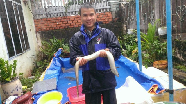 
Anh Nguyễn Như Hoàng, trưởng phòng của một đơn vị thuộc Sở Công Thương tỉnh Đắk Lắk, xin nghỉ việc để đi bán cá, bán gà Ảnh: CAO NGUYÊN
