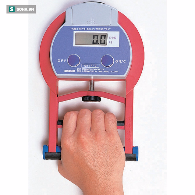 
Nếu có máy đo lực nắm, bạn hãy thử xem sức nắm của mình được bao nhiêu (Ảnh minh họa)
