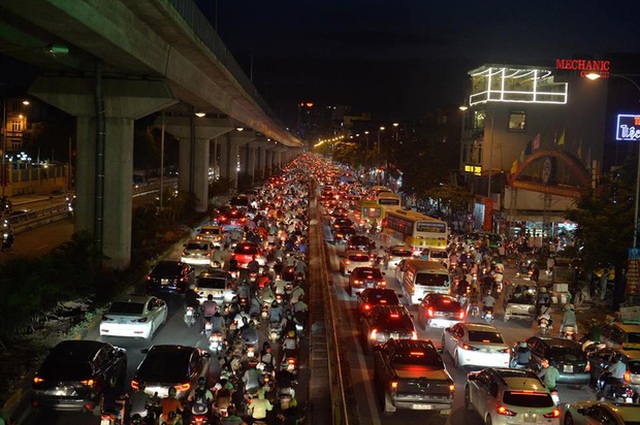 Khu vực đường Nguyễn Trãi (Hà Đông) ùn tắc kéo dài từ 5h chiều. Ảnh: Phương Thảo