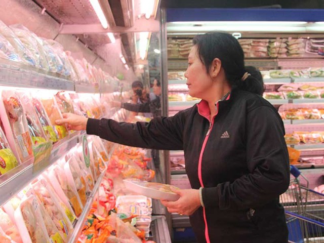 Người dân tìm mua thịt gà tại một siêu thị ở TP.HCM. Ảnh: HOÀNG GIANG