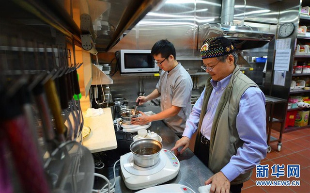 Ông Wang Tsung Yuan, người sáng lập ra tiệm mì bò Niu Ba Ba cùng con trai Wang Yiin Chyi trong tiệm mì.