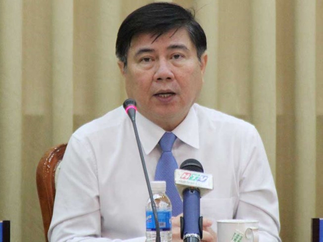 
Chủ tịch Nguyễn Thành Phong chỉ đạo vụ Khaisilk tại buổi họp kinh tế - xã hội hôm qua. Ảnh: TÁ LÂM
