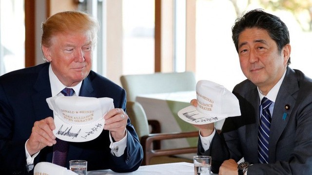 
Tổng thống Trump và thủ tướng Abe cùng ký tên lên hai chiếc mũ có hàng chữ Donald và Shinzo làm Liên minh thậm chí còn vĩ đại hơn (Ảnh: Reuters)
