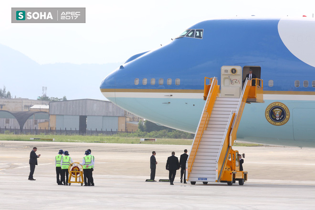Mật vụ Mỹ đến sân bay, Air Force One sẵn sàng đưa tổng thống Trump rời Đà Nẵng ra Hà Nội - Ảnh 1.