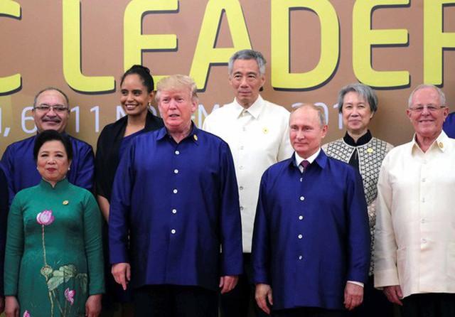 
Các nhà lãnh đạo nền kinh tế APEC chụp ảnh kỷ niệm khi dự yến tiệc chiêu đãi tối 10-11 Ảnh: Reuters
