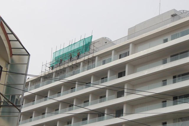 
Các công nhân xây dựng đang cắt ngọn khách sạn SeaShells.

