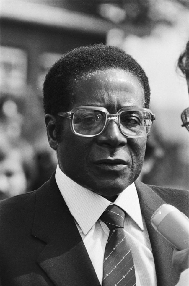  Ông Robert Mugabe trong những năm đầu ở vị trí Tổng thống (1982). Ảnh: Hans van Dijk / Anefo 