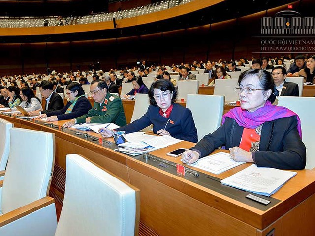 
Bà Nguyễn Thị Quyết Tâm (bìa phải) và các đại biểu QH bấm nút thông qua nghị quyết về cơ chế, chính sách đặc thù phát triển TP.HCM. Ảnh: CHÂN LUẬN

