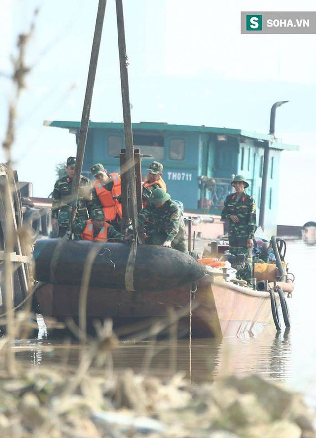 Quả bom vừa tháo gỡ được đưa an toàn lên xe, trong đêm sẽ chuyển ra khỏi thành phố - Ảnh 3.