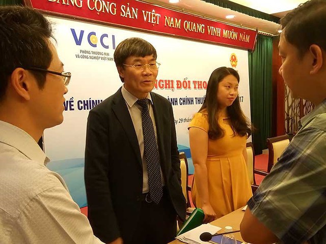 
DN đang trao đổi vướng mắc với cơ quan thuế và hải quan tại buổi đối thoại ngày 29-11. Ảnh: QUANG HUY
