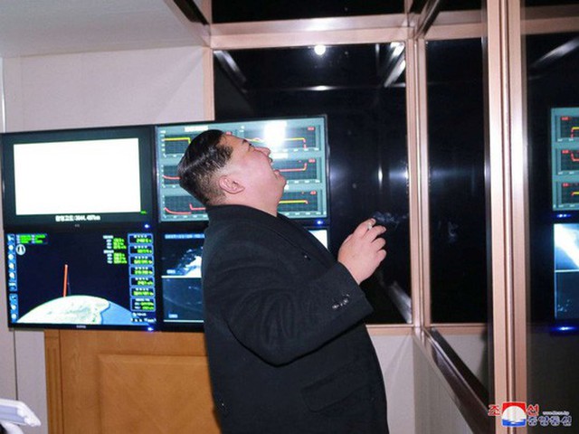 
Lãnh đạo Kim Jong-un theo dõi thông tin về vụ phóng tên lửa. Ảnh: KCNA

