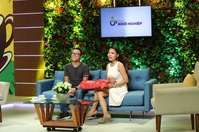  Nguyễn Văn Vững (trái) trong một talk show về khởi nghiệp của Đài truyền hình TPHCM 