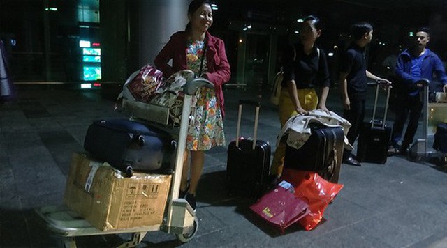 
Hành lý nặng thế này nhưng bảo vệ sân bay không cho anh Văn và người nhà thuê taxi khác vào rước về. Ảnh: CÔNG VĂN
