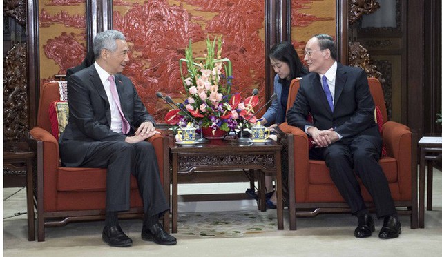 
Cựu Bí thư CCDI Vương Kỳ Sơn (phải) gặp gỡ Thủ tướng Singapore Lý Hiển Long hồi tháng 9/2017 - trước Đại hội 19. Ảnh: SCMP

