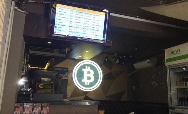 
Bảng điện tử trực tuyến Bitcoin tại quán cà phê trên đường Bùi Viện (Q.1). Ảnh: Uyên Phương.
