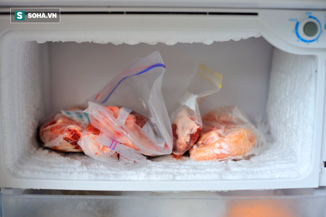Thịt cá đông lạnh từ siêu thị khác hoàn toàn thịt cá tươi mua ngoài chợ đem bỏ vào ngăn đá tủ lạnh.