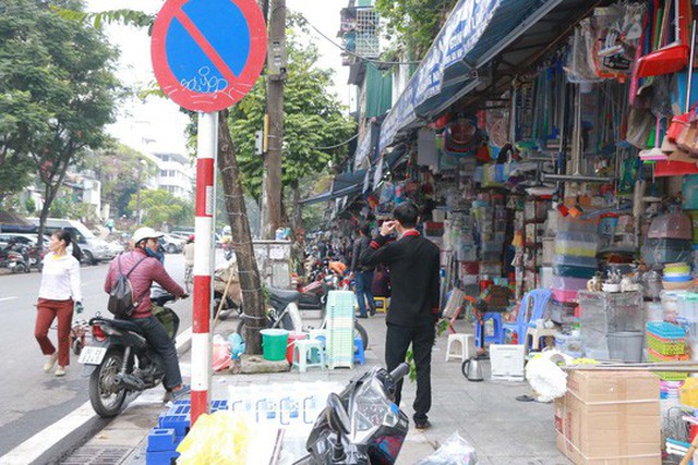 Phố Phùng Hưng (quận Hoàn Kiếm, TP Hà Nội) bán hàng hóa tràn ra vỉa hè Ảnh: Huy Thanh