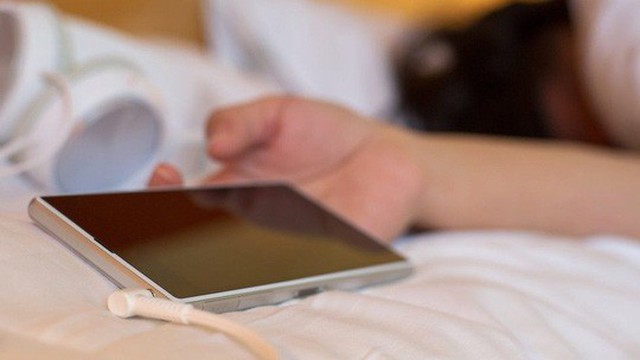 
Nhiều người có thói quen đem điện thoại lên giường, lướt web trước khi ngủ và sau đó ngủ cùng với nó - ảnh minh họa từ Internet
