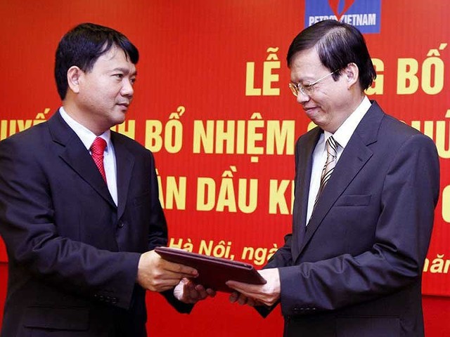 
Ông Đinh La Thăng, nguyên chủ tịch Tập đoàn Dầu khí Việt Nam và ông Phùng Đình Thực, cựu tổng giám đốc tập đoàn này. Ảnh: TTXVN
