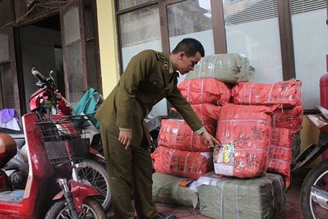 Đội QLTT số 1 kiểm tra số bao bì nghi làm giả.