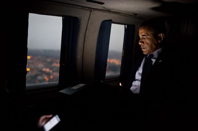  Phút trầm ngâm của Obama trong một chuyến bay trên Air Force One. Ảnh: Nhà Trắng. 