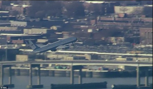 Chiếc Boeing C-32A của quân đội Mỹ đưa Trump đến căn cứ không quân Andrews, chuẩn bị cho lễ nhậm chức tại Washington D.C. Ảnh: ABC.