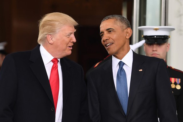 Tổng thống thứ 44 và 45 của nước Mỹ chào hỏi nhau. Ảnh: AFP.  