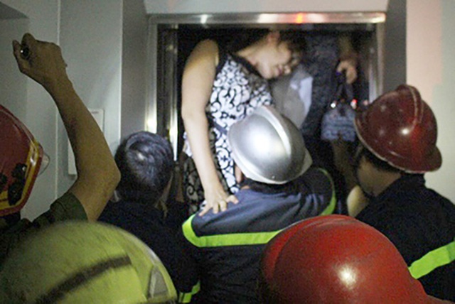 
Một trong 5 nạn nhân được lực lượng Cảnh sát PCCC quận 1 (TP HCM) giải cứu từ thang máy mắc kẹt.

