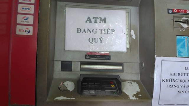  Một máy ATM đang tiếp quỹ nên khách hàng không thể thực hiện được giao dịch. 
