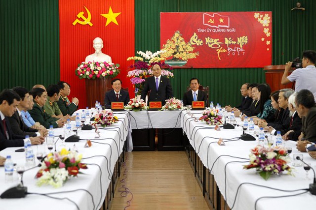 Thủ tướng Nguyễn Xuân Phúc thăm và chúc Tết lãnh đạo, nguyên lãnh đạo chủ chốt tỉnh Quảng Ngãi. Ảnh: VGP/Hồng Hạnh