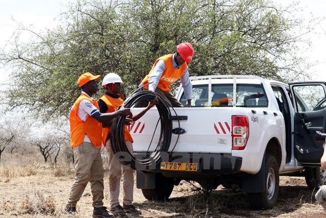 Nhân viên của Halotel - một công ty của Viettel tại Tanzania chuẩn bị kéo cáp. (Ảnh: T.H/Vietnam+)