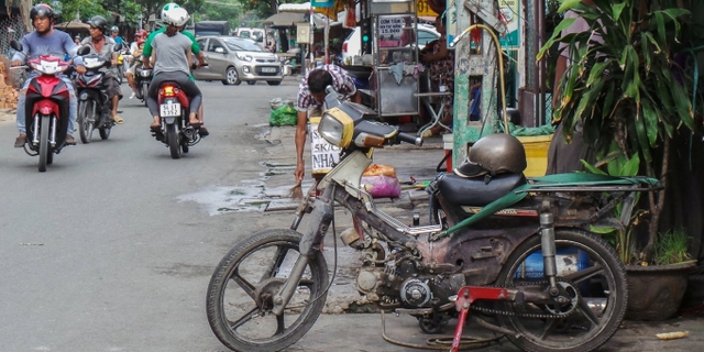 
Việc thu hồi “triệt để” những chiếc xe máy quá niên hạn dường như đang gây khó khăn cho những người dân nghèo khó và cho cả cơ quan quản lý Nhà nước.
