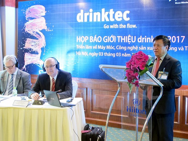 
Ông Nguyễn Văn Việt, Chủ tịch VBA đang phát biểu tại buổi họp báo giới thiệu về Triển lãm Drinktec sắp diễn ra tại Đức. (Ảnh: Đức Duy/Vietnam+)
