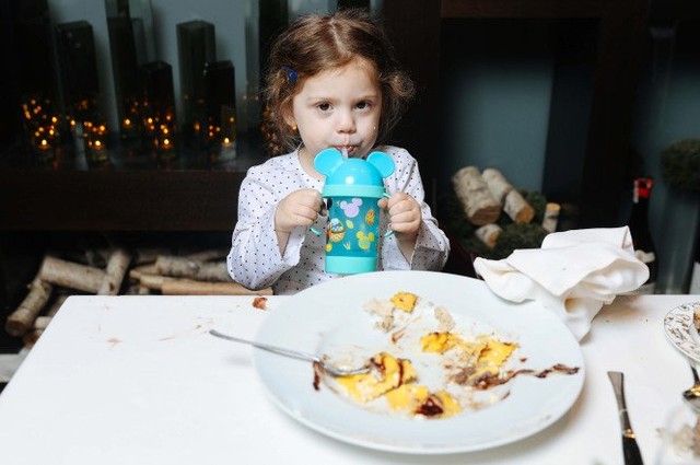 Cô bé 2 tuổi thưởng thức bữa ăn có giá vài triệu đồng tại nhà hàng cao cấp Ai Fiori, New York.