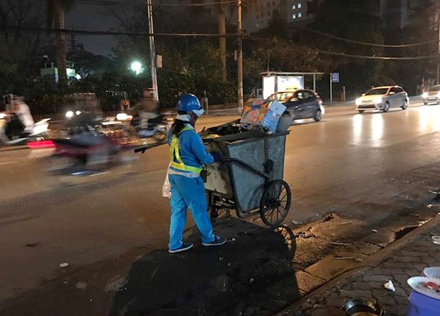 Vì mưu sinh, những người nữ công nhân vệ sinh đường phố chấp nhận làm đêm, tiếp xúc với bụi bẩn và ô nhiễm với mức lương hạn hẹp.
