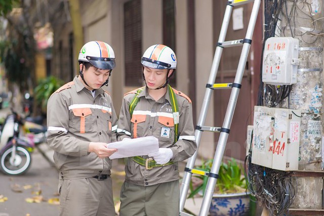 
Nhân viên FPT Telecom kéo cáp Internet phục vụ khách hàng. (Ảnh: CTV/Vietnam+)
