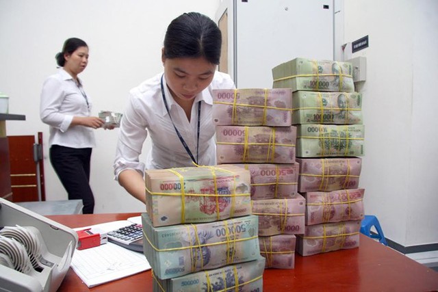 Việc tham gia chứng chỉ tiền gửi giúp khách hàng tiếp cận lãi suất cao, nhưng khách phải có nguồn tiền nhàn rỗi ổn định trong thời gian dài. Ảnh minh họa: N.Ý