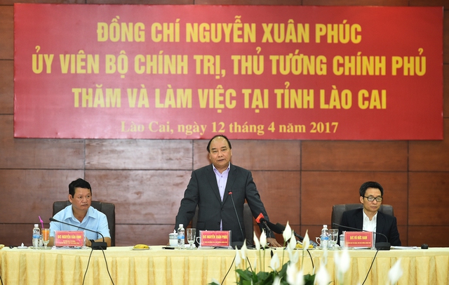 
Thủ tướng Nguyễn Xuân Phúc, Phó Thủ tướng Vũ Đức Đam làm việc với lãnh đạo chủ chốt tỉnh Lào Cai. Ảnh: VGP/Quang Hiếu
