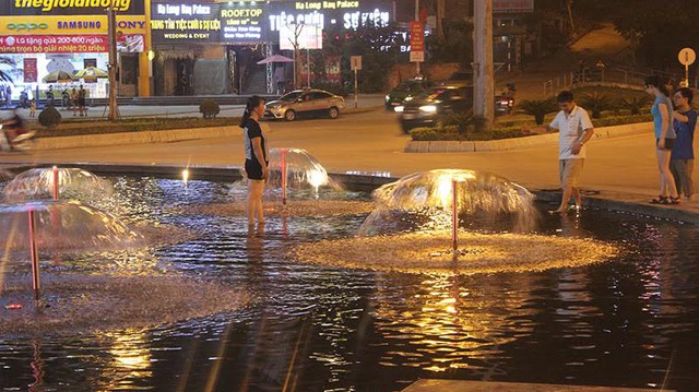 Người lớn, trẻ em đều lội nước