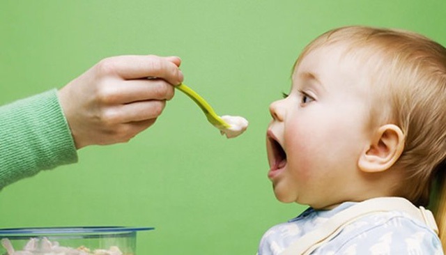 
Spoon-feeding là rất xấu trong nuôi dạy con trẻ ở Đức.
