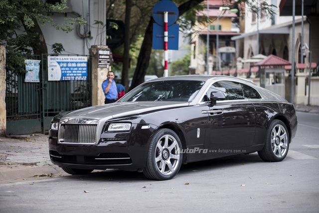 Rolls-Royce Wraith đầu tiên về Việt Nam vào hồi 10/2014 theo diện phân phối chính hãng. Tuy nhiên, sau đó có khá nhiều chiếc xe siêu sang Wraith được nhập khẩu thông qua các showroom tư nhân bởi mức giá được cho là hợp lý hơn.