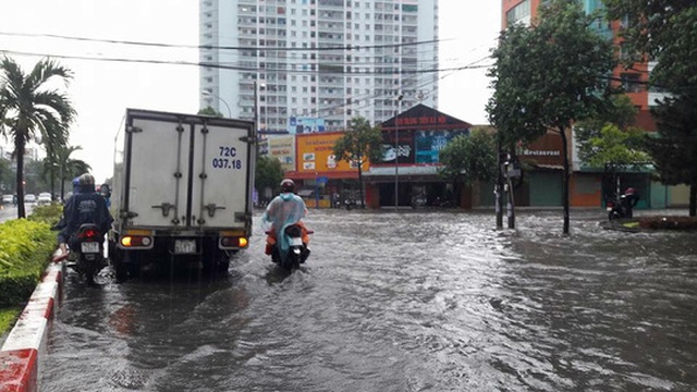 Nhiều tuyến đường chìm trong biển nước, ảnh: Minh Thanh