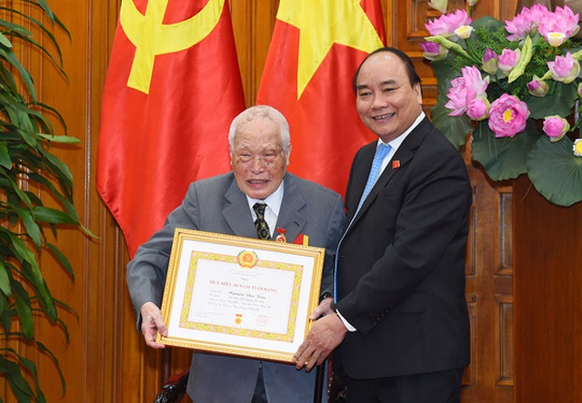 
Thủ tướng Nguyễn Xuân Phúc đã trao Huy hiệu 80 năm tuổi Đảng cho ông Nguyễn Văn Trân, nguyên Bí thư Trung ương Đảng
